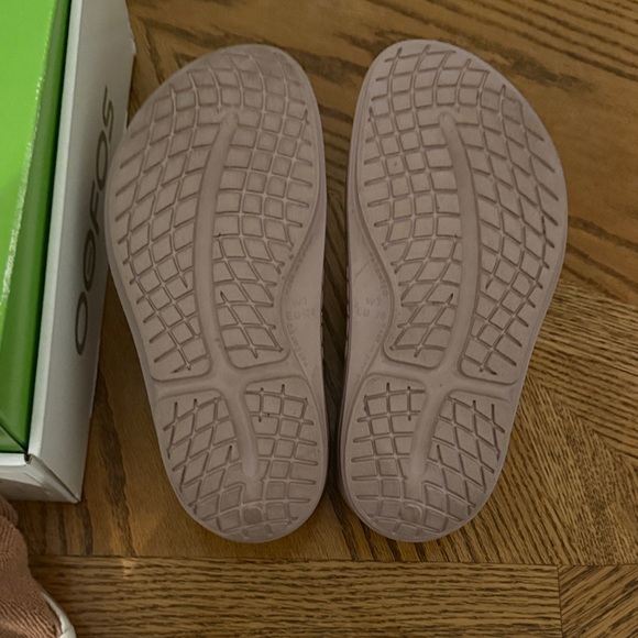 OOFOS Women's Oomega Recovery slides size 7 - Picture 3 of 5